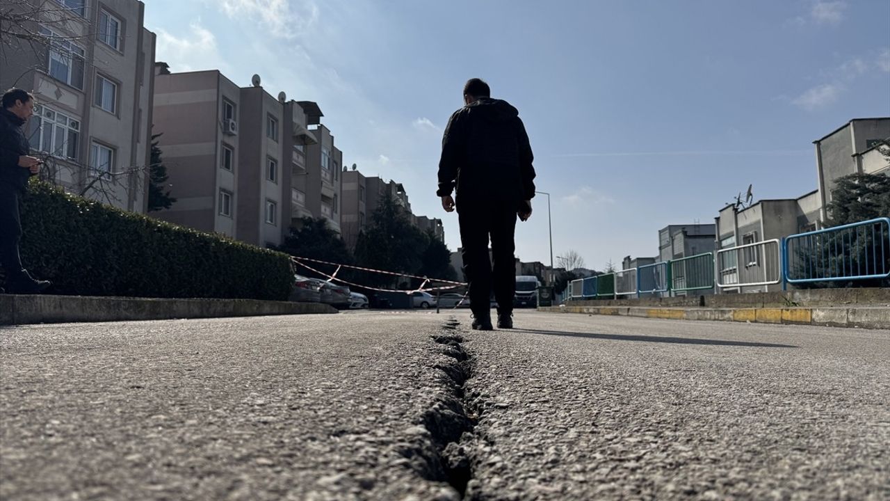 Kocaeli'de İstitnat Duvarı Kayması Sebebiyle Sokak Traffiğe Kapatıldı