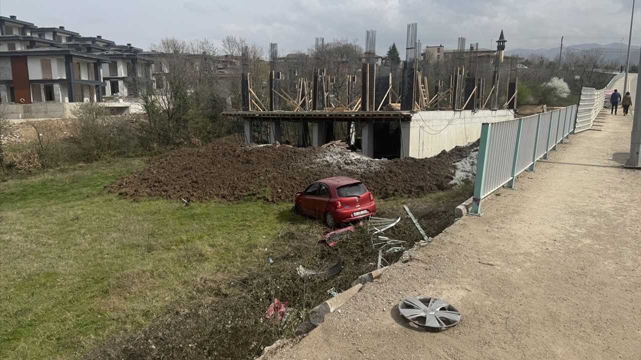 Kocaeli'de Şarampole Düşen Otomobilin Sürücüsü Hastaneye Kaldırıldı