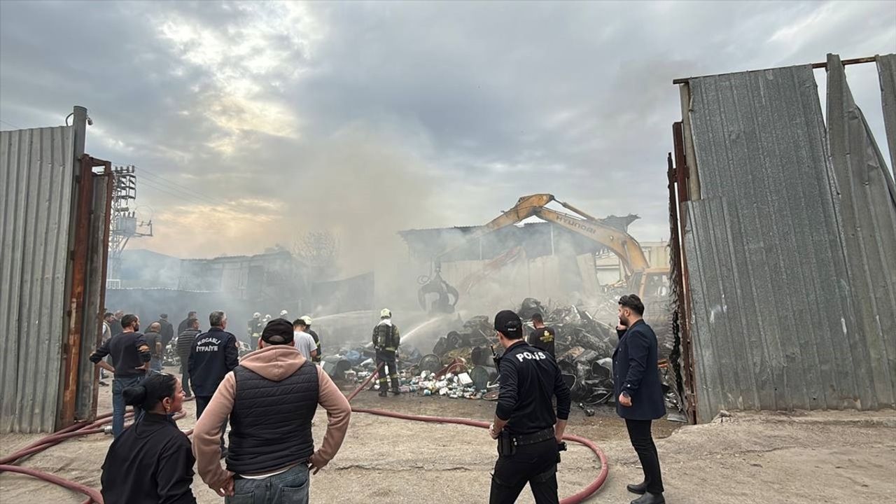 Kocaeli'de Yangından Kurtarılan Köpek, İtfaiye Ekiplerinin Kahramanlığı ile Kurtarıldı