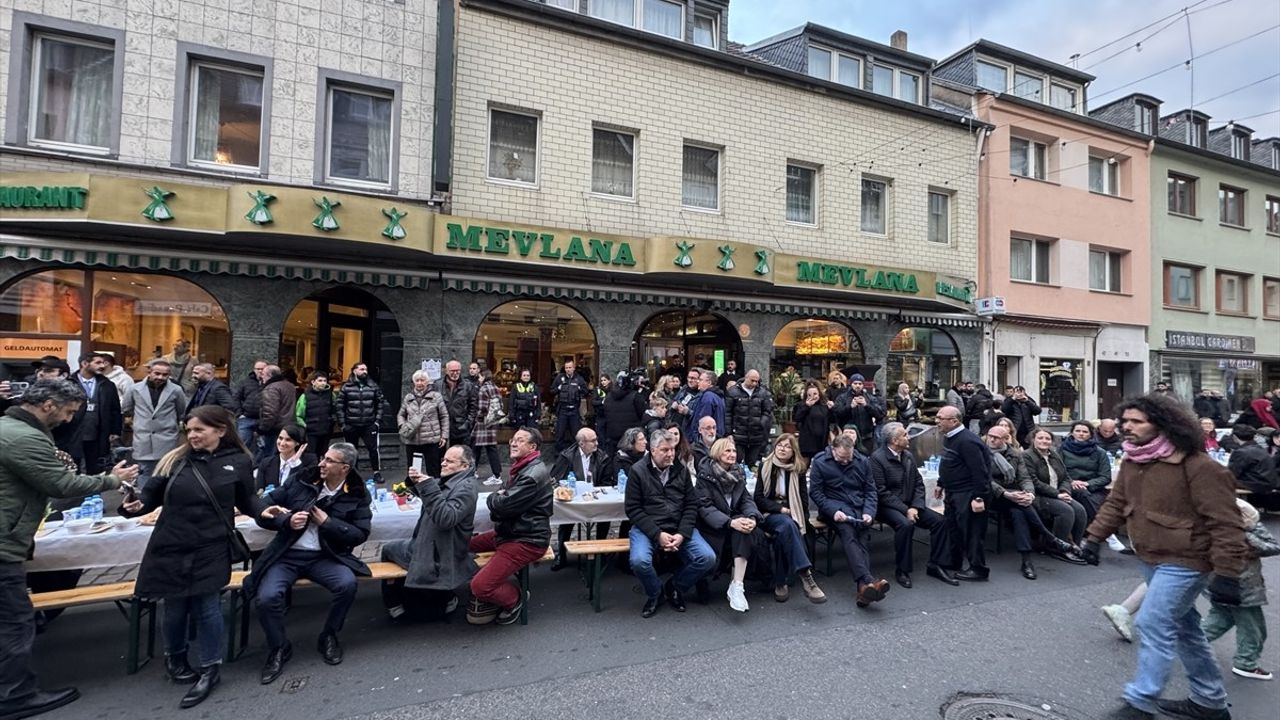 Köln'de Türk ve Almanlar Sokak İftarında Buluştu
