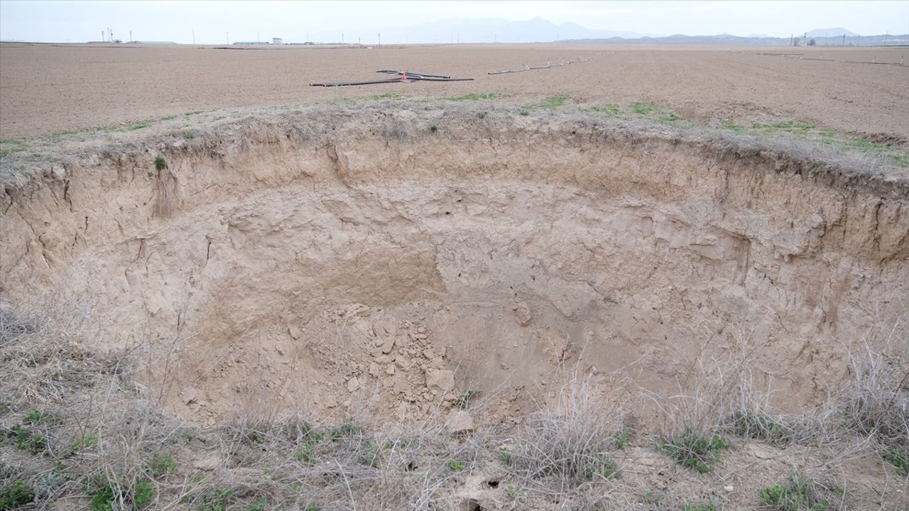 Konya'da Obruk Yeniden Çöktü: Tarım Arazisi Tehdit Altında