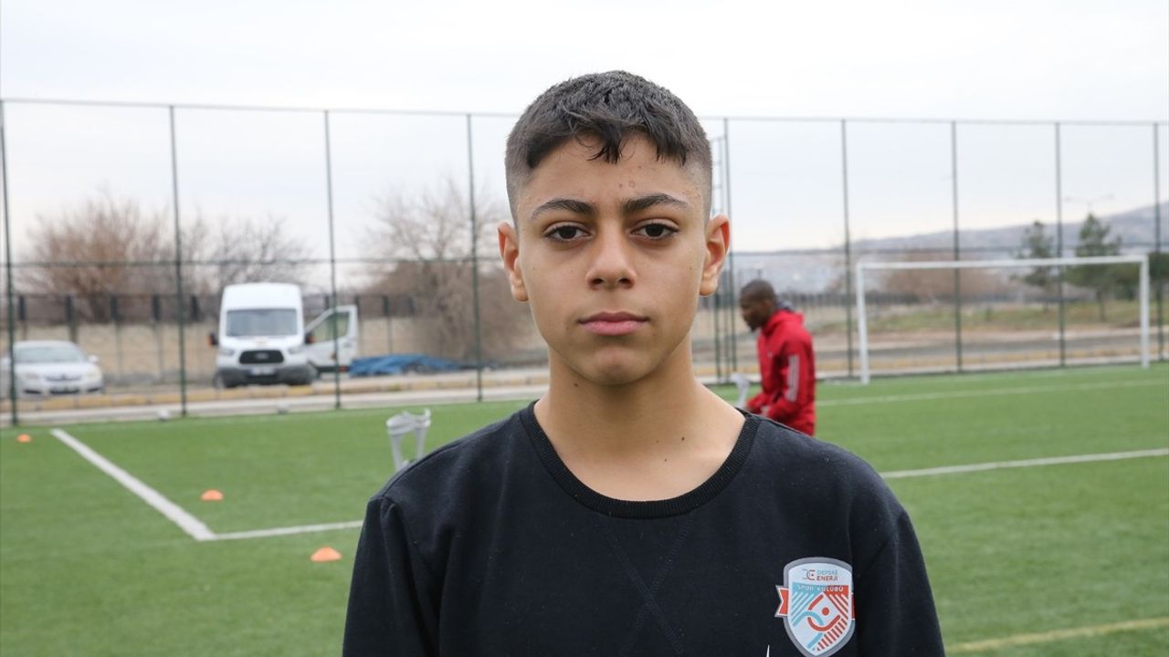 Kopan Parmaklarının Acısını Futbolla Unutuyor: Nurullah Ükünç