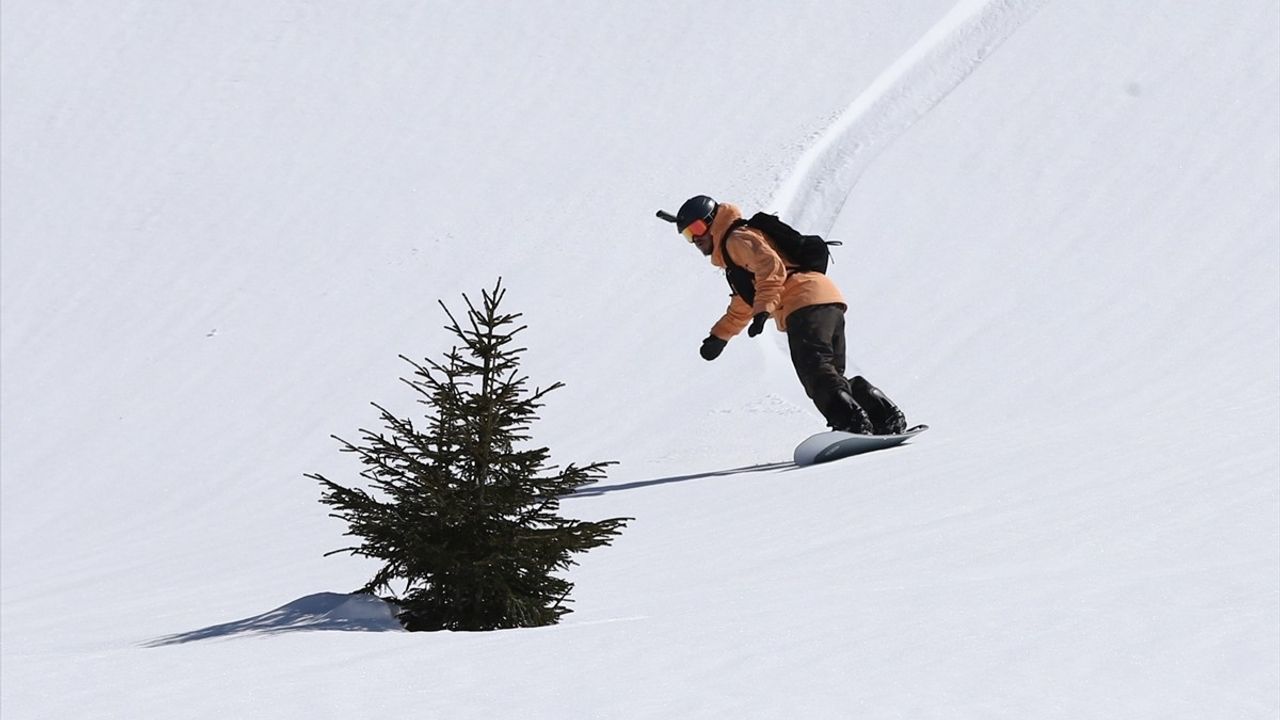 Kümbet Yaylası'nda Eğlenceli Snowboard Etkinliği