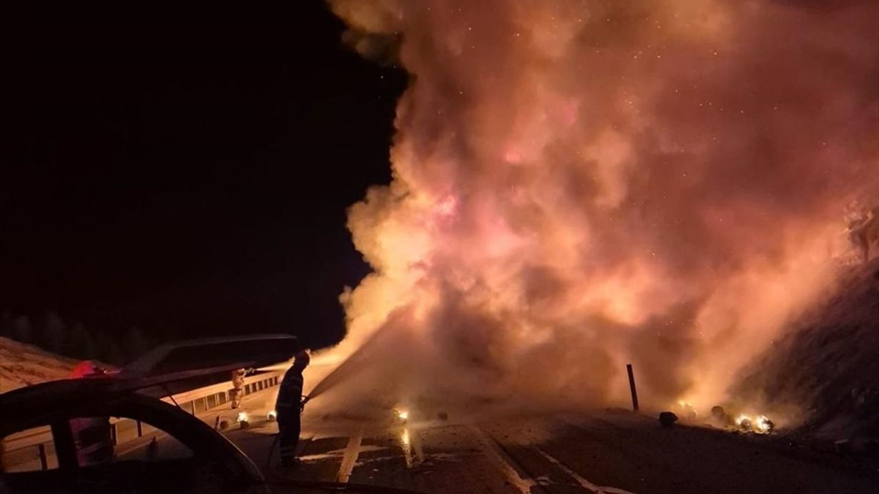 Kütahya'da İplik Yüklü Tırda Yangın, Trafiği Aksattı