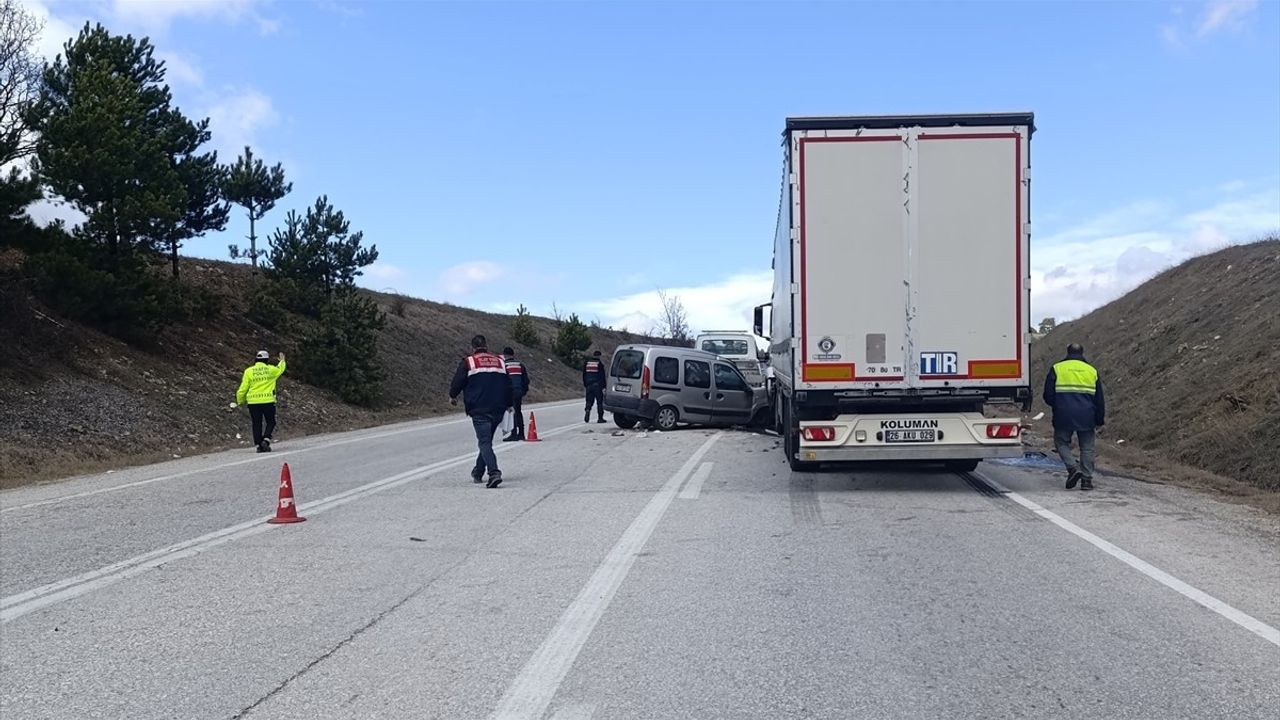 Kütahya'da Tır ve Hafif Ticari Araç Çarpıştı: 1 Ölü, 3 Yaralı