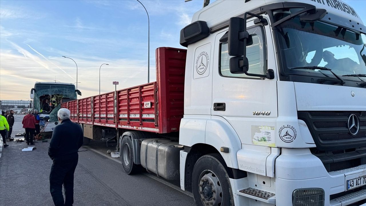 Kütahya'da Yolcu Otobüsü Tıra Çarptı: 14 Yaralı