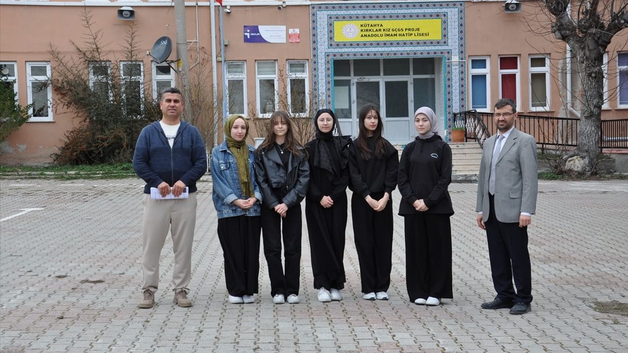 Kütahya'dan Anlamlı Klip: Lise Öğrencileri Çanakkale Şehitleri İçin Bir Araya Geldi