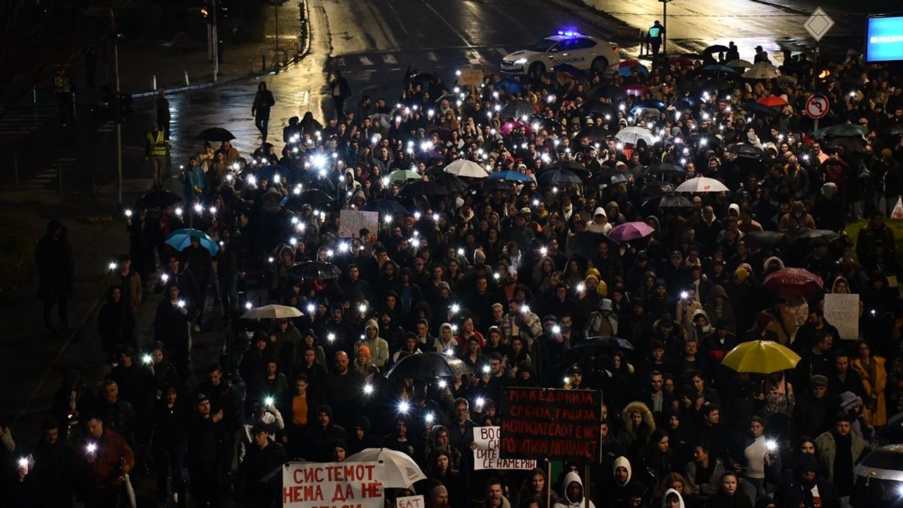 Kuzey Makedonya'da Gece Kulübü Yangını Sonrası Üsküp'te Gösteri Düzenlendi