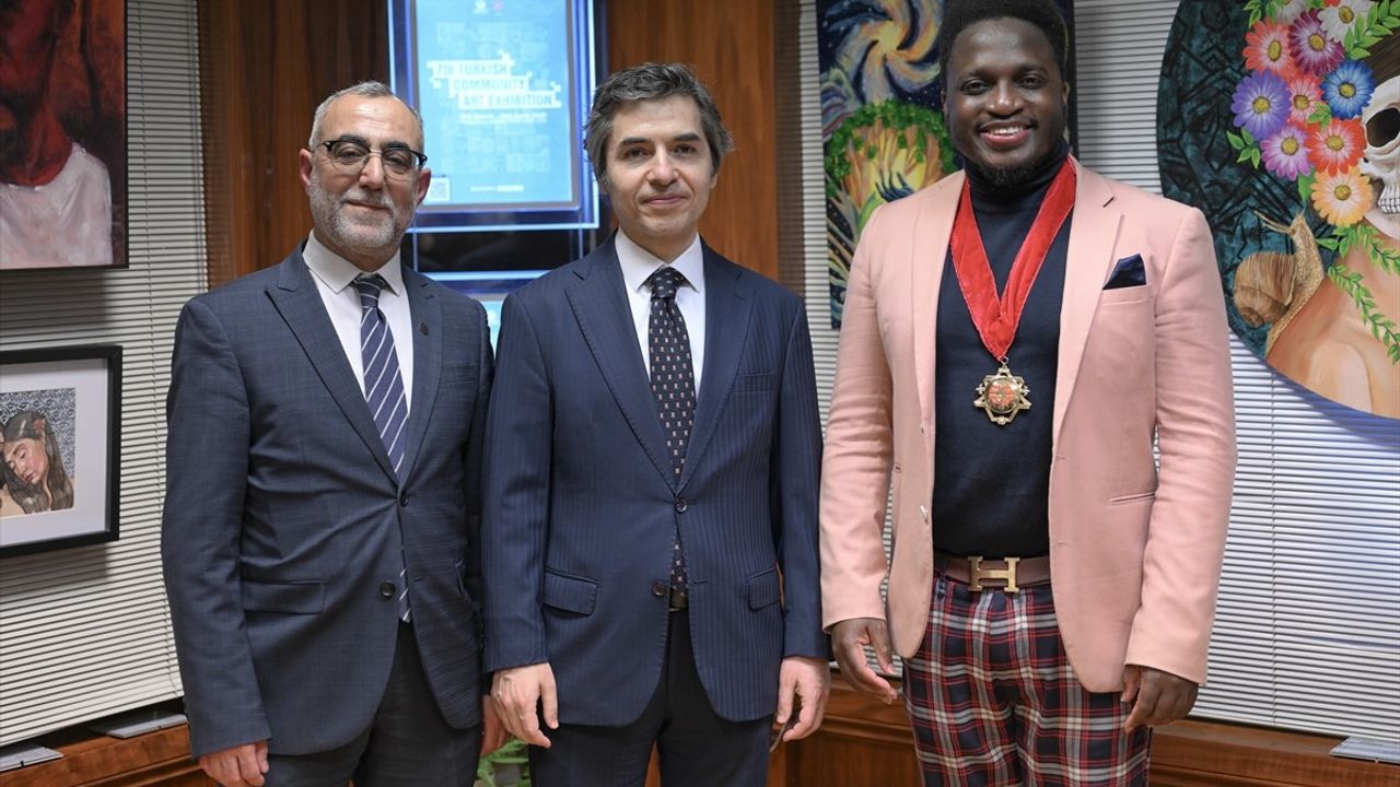 Londra'da 7. Türk Toplumu Sanat Sergisi Açıldı