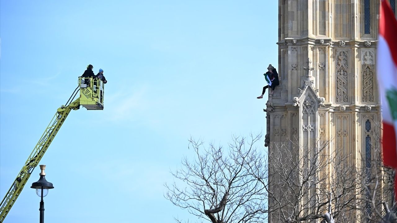 Londra'da Big Ben'e Tırmanan Protestocu, Filistin Bayrağı Açtı
