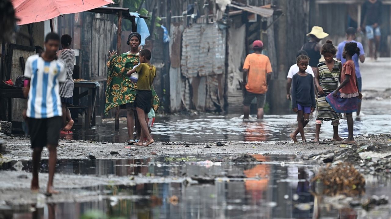 Madagaskar Mahajanga'da Sağanak Yağmur Hayatı Felç Etti