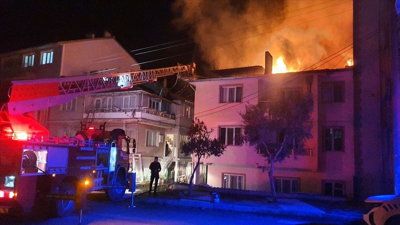 Manisa'da 3 Katlı Bina Çatısında Yangın: Hasar ve Yaralı Var