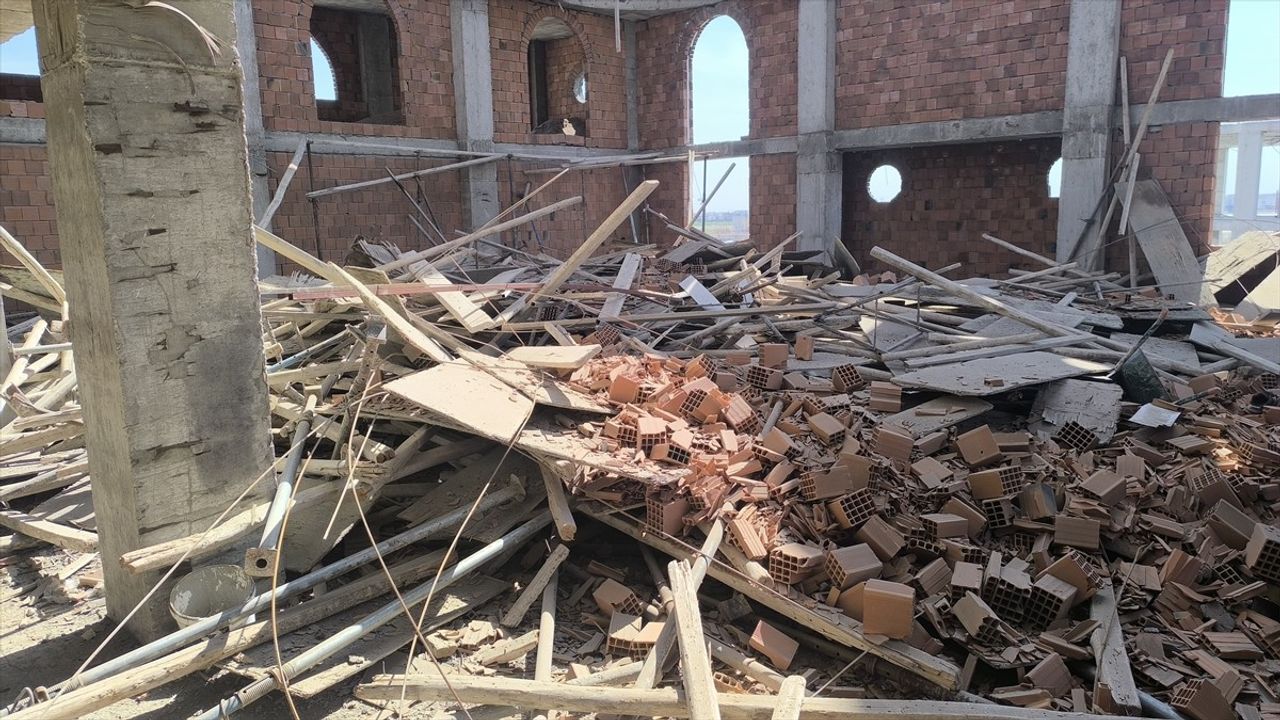 Mardin'de Cami İnşaatında İskelenin Çökmesi: 2 İşçi Yaralı