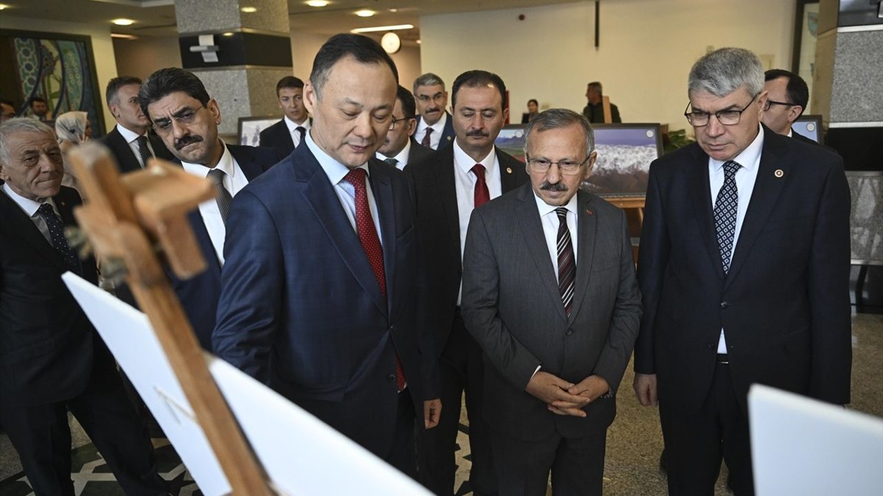 Meclis'te 'Cennet Annelerin Ayakları Altındadır' Filmi Gösterimi