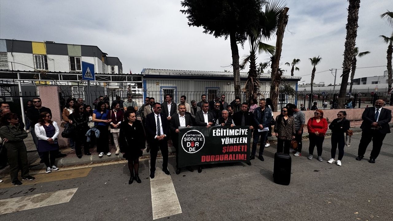 Mersin'de Anaokulu Müdür Yardımcısına Saldırı Protesto Edildi