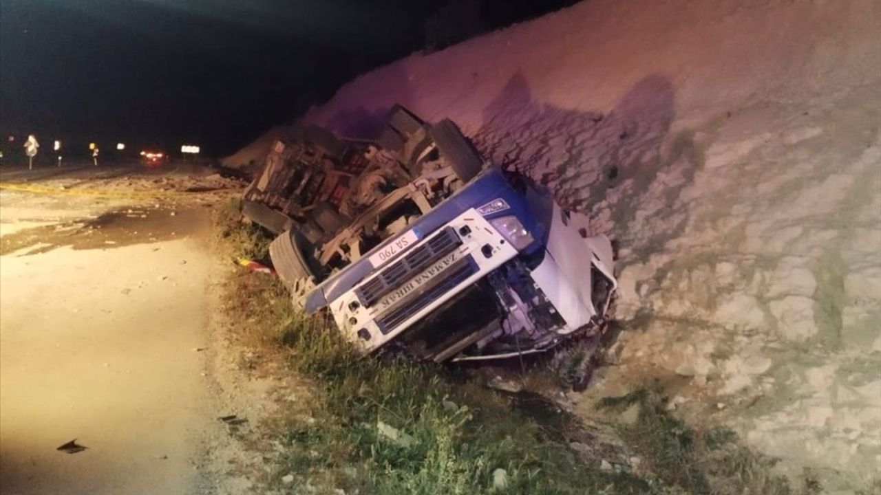 Mersin'de Devrilen Tırın Sürücüsü Hayatını Kaybetti