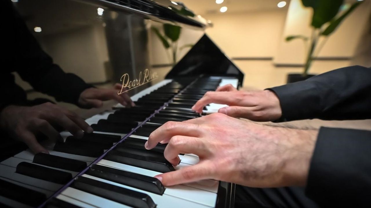 Mersin'de Otizmli Piyanist Cem Görkem Gündoğdu'dan Büyüleyici Resital