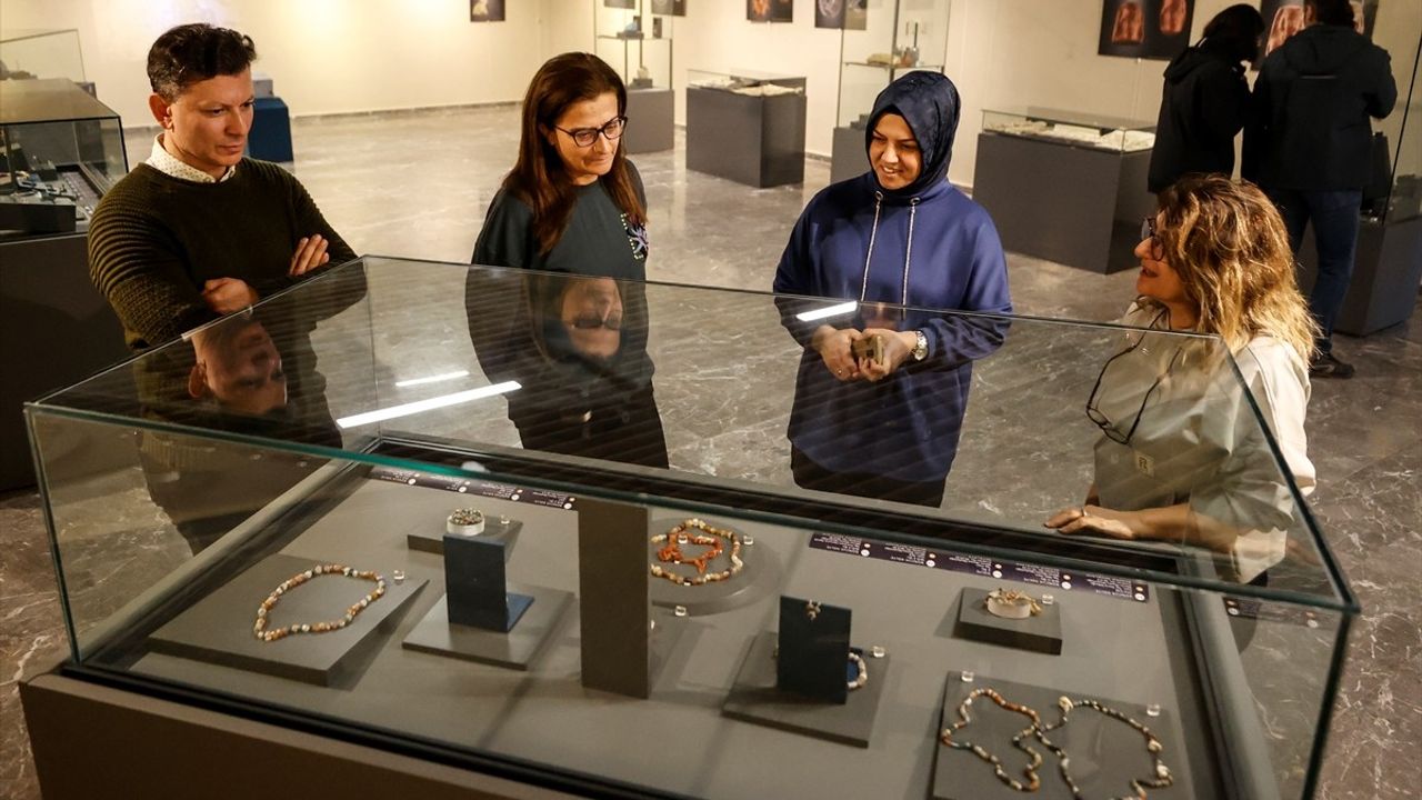 Mersin'de Tarihi Takı ve Aksesuarlar Sergisi Ziyaretçilerini Ağırlıyor