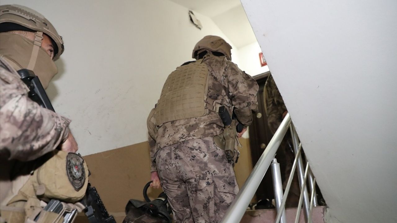 Mersin'de Yurt Dışından Suça Karışan 20 Zanlı Yakalandı