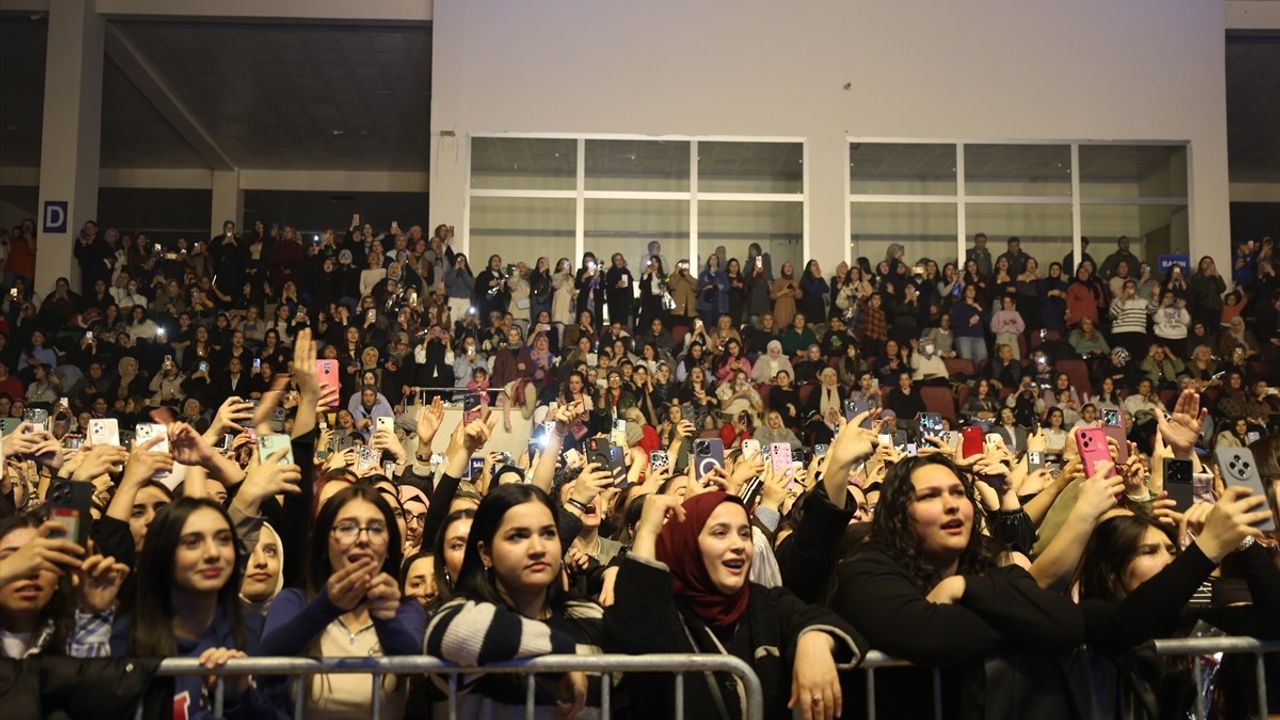 Merve Özbey, Iğdır'da 8 Mart Dünya Kadınlar Günü İçin Konser Verdi