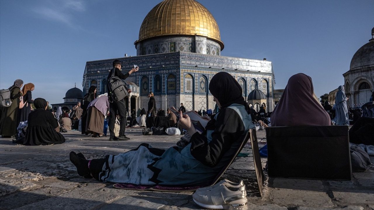 Mescid-i Aksa'da İtikafa Giren Filistinliler Gazze İçin Dua Etti
