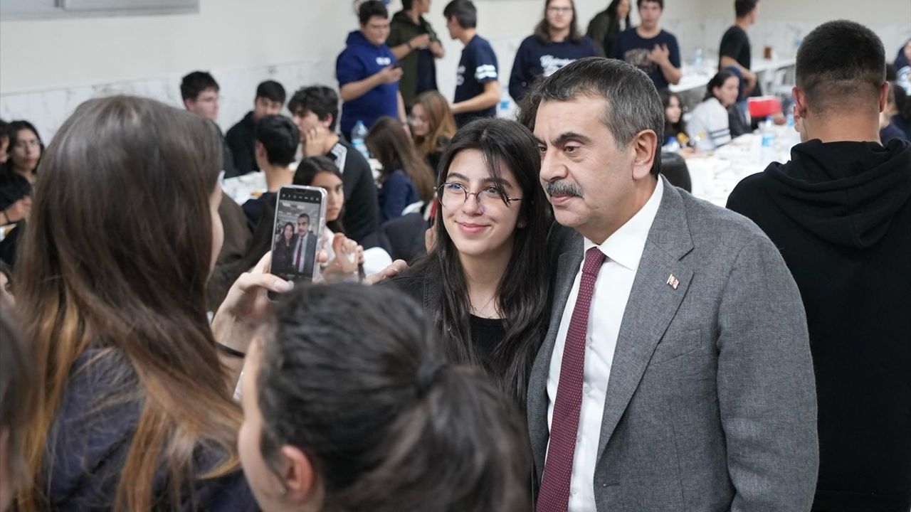 Milli Eğitim Bakanı Tekin, Öğrencilerle İftarda Buluştu