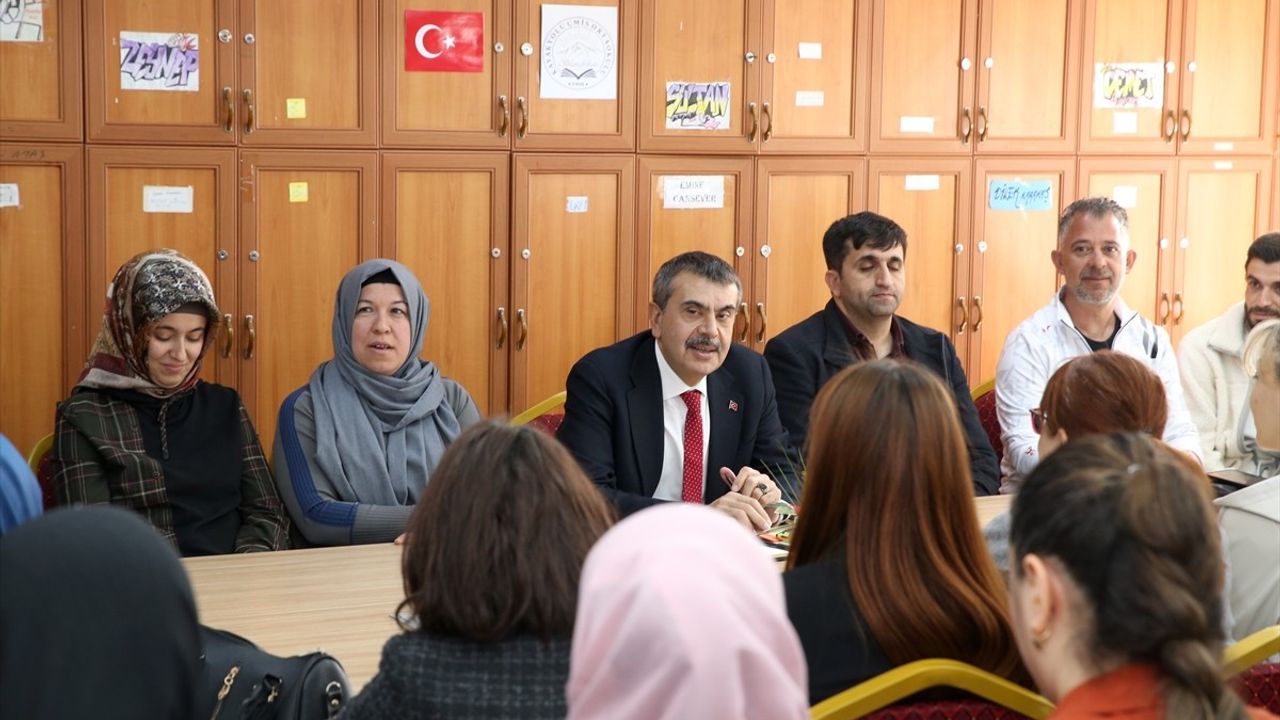 Milli Eğitim Bakanı Yusuf Tekin, Erzurum'da Sporcularla Bayramlaştı