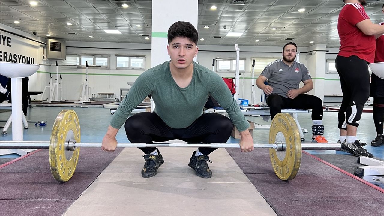 Milli Halterci Özbek, Avrupa Şampiyonası'nda 3 Altın Madalya Hedefliyor