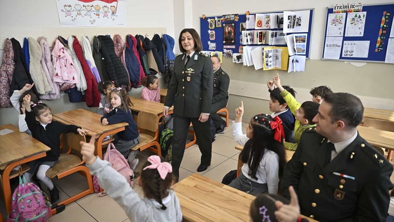 Minik Öğrencilerden Mehmetçiğe Duygu Dolu Mektuplar