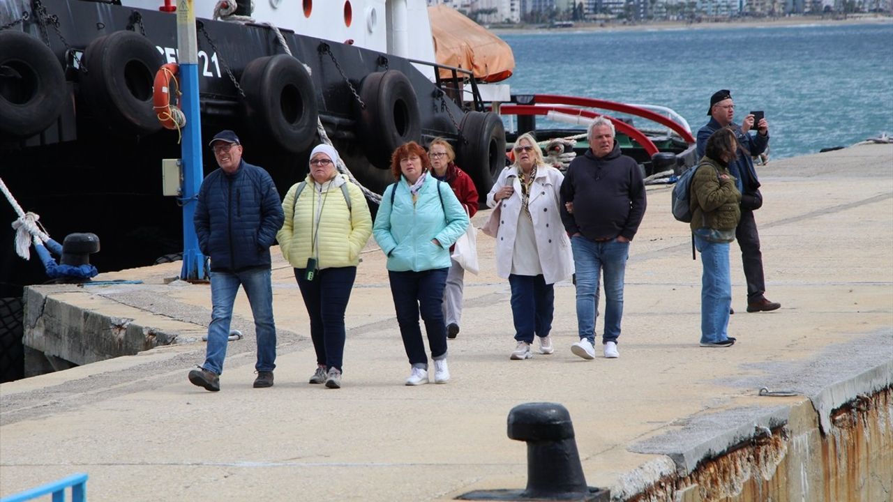 MS Hamburg Kruvaziyeri Alanya Limanı'na Demir Attı