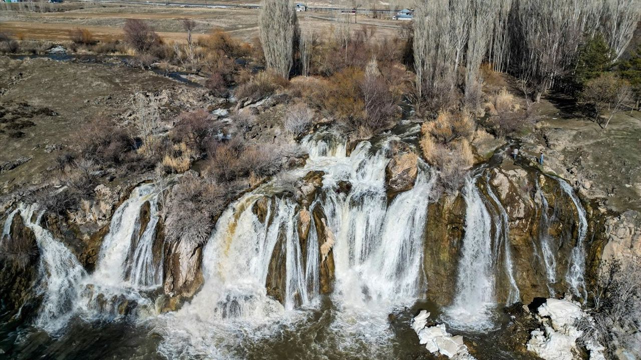 Muradiye Şelalesi Karların Erimesiyle Coştu