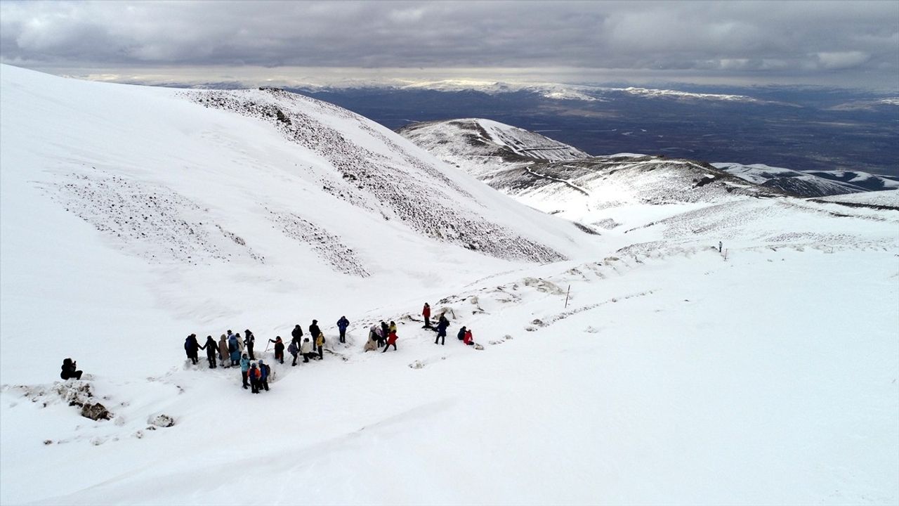 Muş'ta Doğaseverler Kurtik Dağı'na Tırmandı