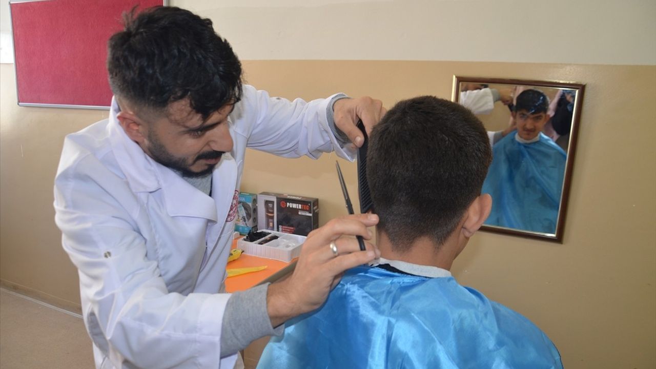Muş'ta Öğretmeninden Bayram Tıraşı: Özel Gereksinimli Öğrenciler Hazırlandı