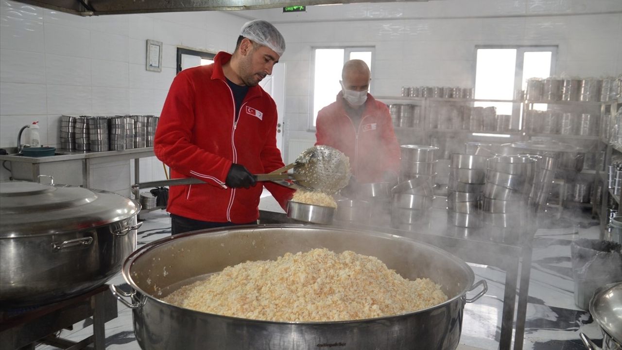 Muş'ta Türk Kızılay Aşevi'nde İhtiyaç Sahiplerine İftariyelik Hazırlanıyor
