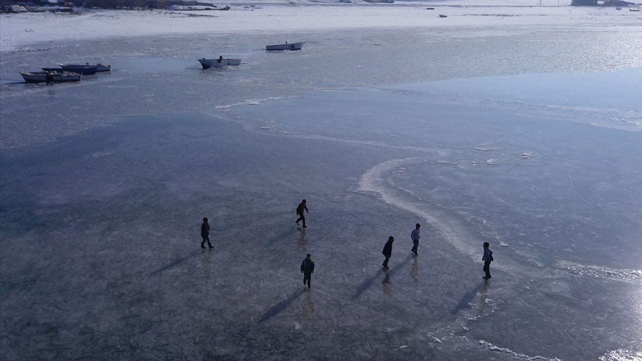 Nazik Gölü'nde Çocuklar Kış Eğlencesi Yaşıyor