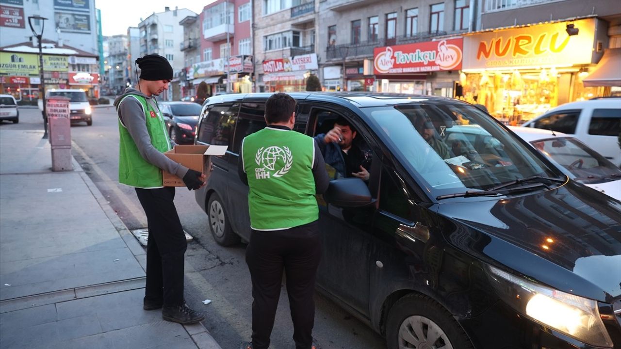 Nevşehir'de İftar Vakti Yolda Kalan Sürücülere Su ve Hurma İkramı