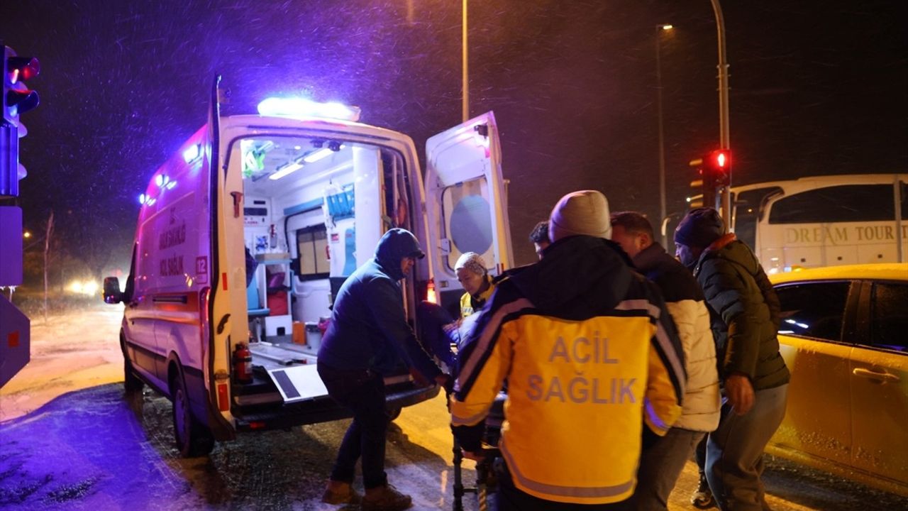 Nevşehir'de Tur Otobüsü Kaza Yaptı: Yaralı Var