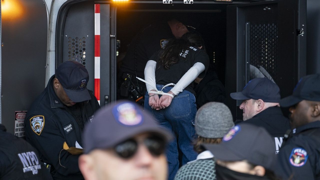 New York'ta Tesla Bayisine Zorla Giren Göstericiler Gözaltına Alındı
