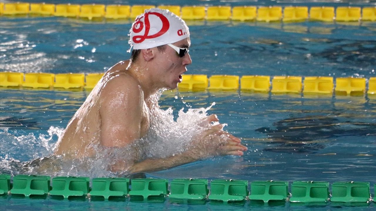 Olimpiyat Şampiyonu David Popovici'nin Yüzme Başlangıcı Sırt Ağrısı ile İlgiliydi