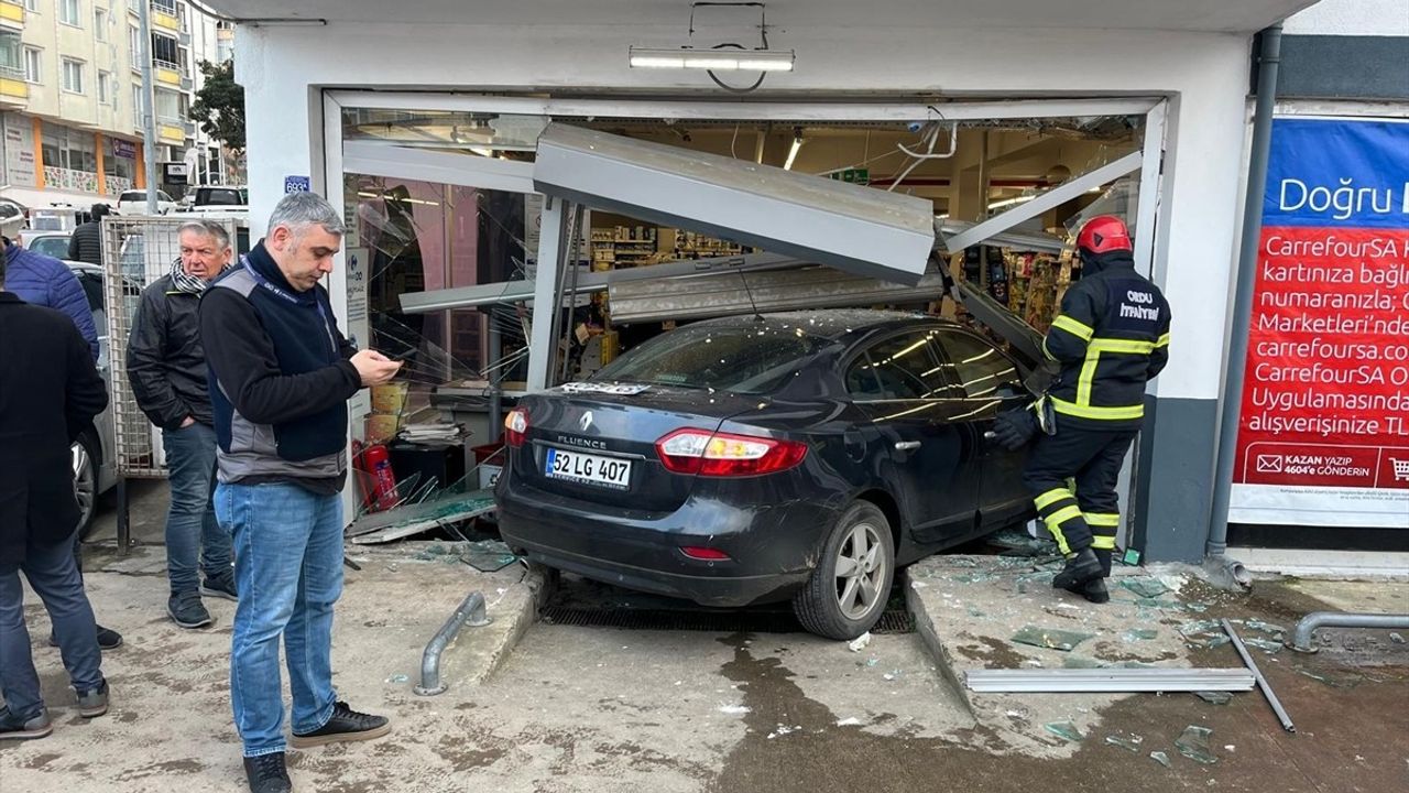 Ordu'da Market'e Giren Otomobil Kazasında 3 Yaralı!