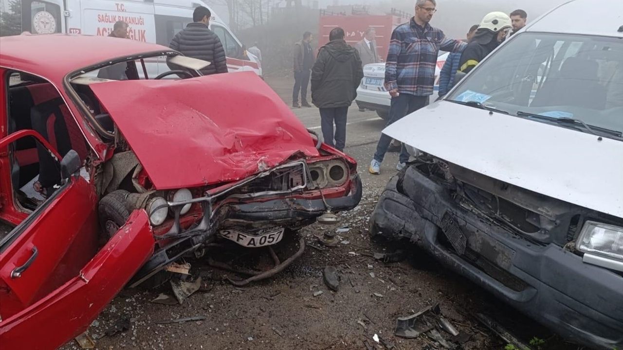 Ordu'da Trafik Kazası: İki Otomobil Çarpıştı, 6 Yaralı