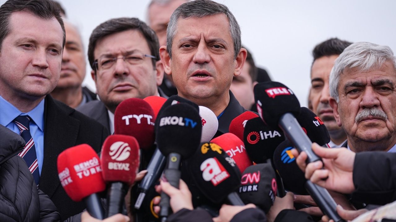 Özgür Özel, Tutuklu İmamoğlu'nu Ziyaret Etti: 'Korkmayan Aslanlarla Görüştüm'