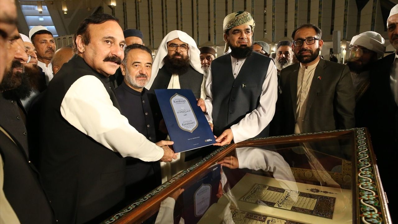 Pakistan'da Kadir Gecesi Coşkuyla Kutlandı