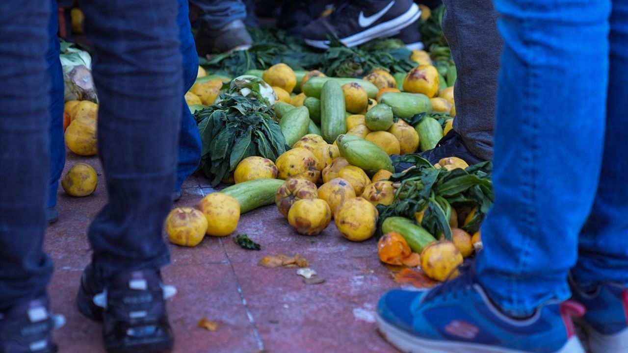 Pazarcılardan Karabağlar Belediyesi'ne Tepki: Katı Atık Ücretine Karşı Eylem