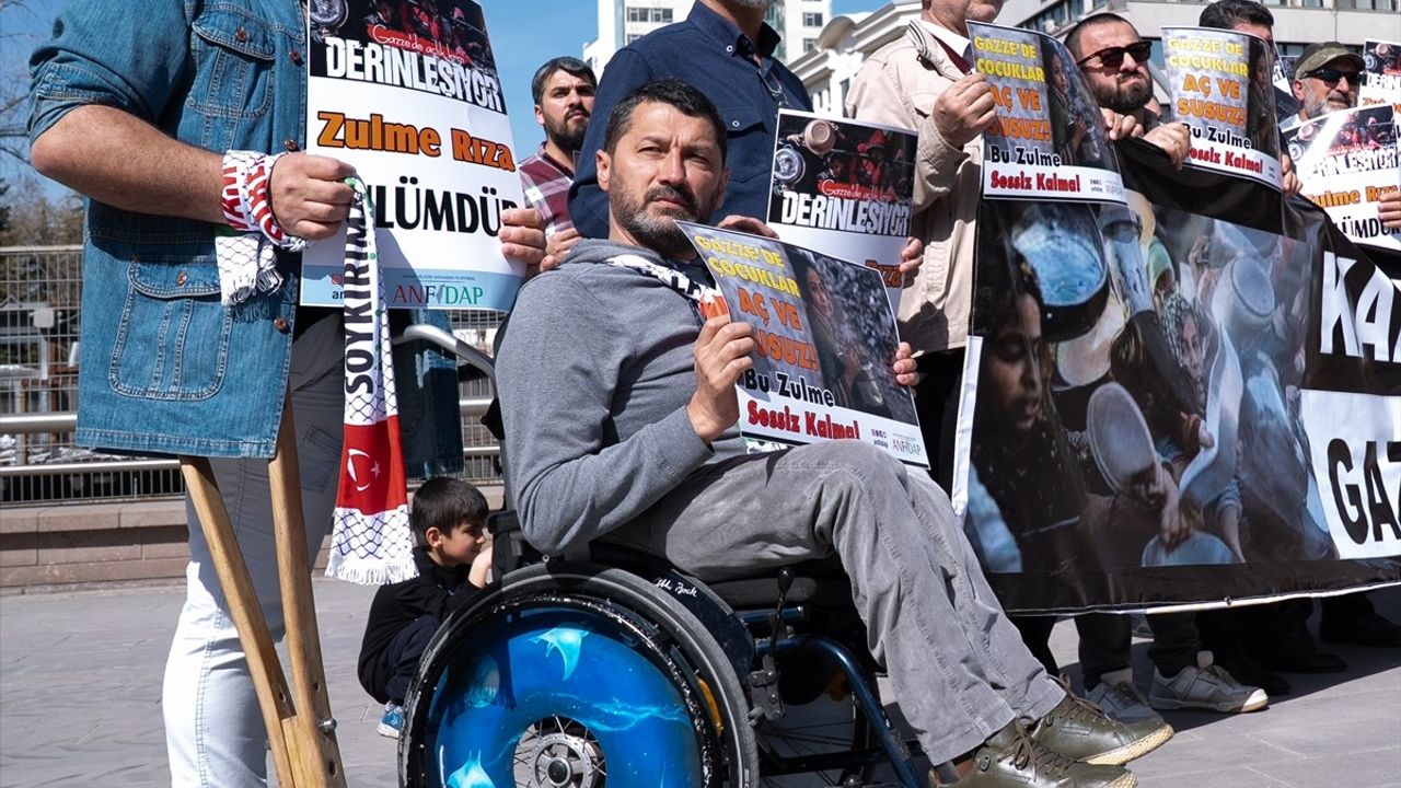 Refah Sınır Kapısı Protesto Edildi: Mısır'da İnsani Yardım Çağrısı