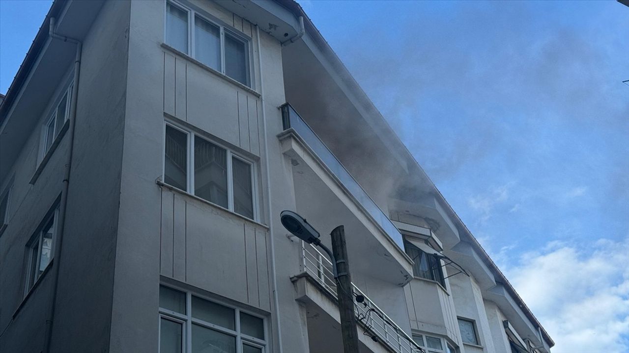 Rize'de Apartman Dairesinde Yangın, Kısa Sürede Söndürüldü