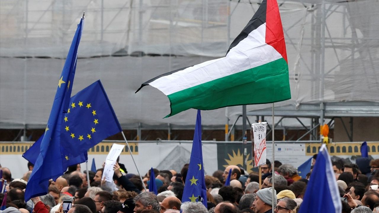 Roma'da 30 Bin Kişilik Avrupa Birliği Destek Mitingi