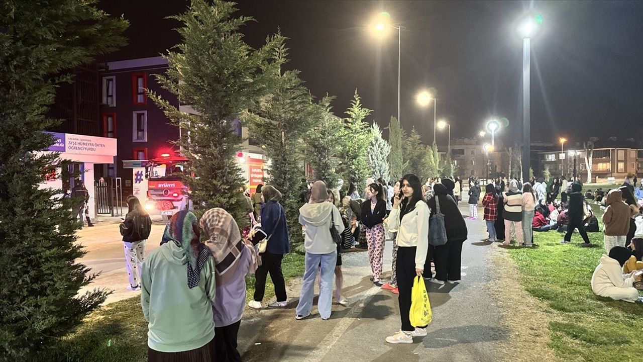 Sakarya'da Kız Öğrenci Yurdunda Yangın: Yurt Tahliye Edildi