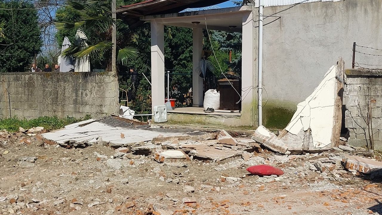 Sakarya'da Metruk Yapıda Yıkılan Duvar Altında Kalan Kişi Hayatını Kaybetti