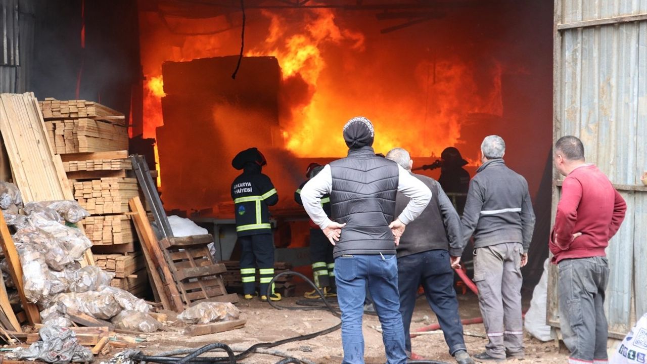 Sakarya'da Mobilyacılar Çarşısında Yangın: Ekipler Müdahaleye Devam Ediyor